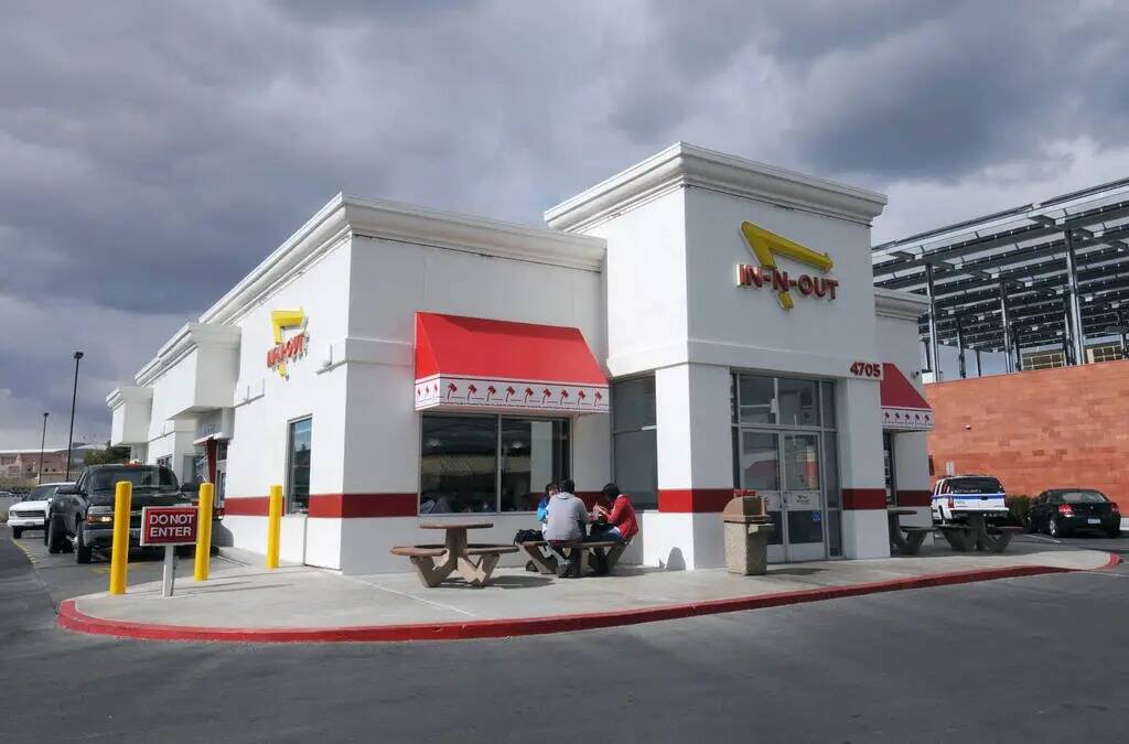 Los clientes visitan un restaurante In-N-Out Burger en Maryland Parkway en Las Vegas el jueves ...