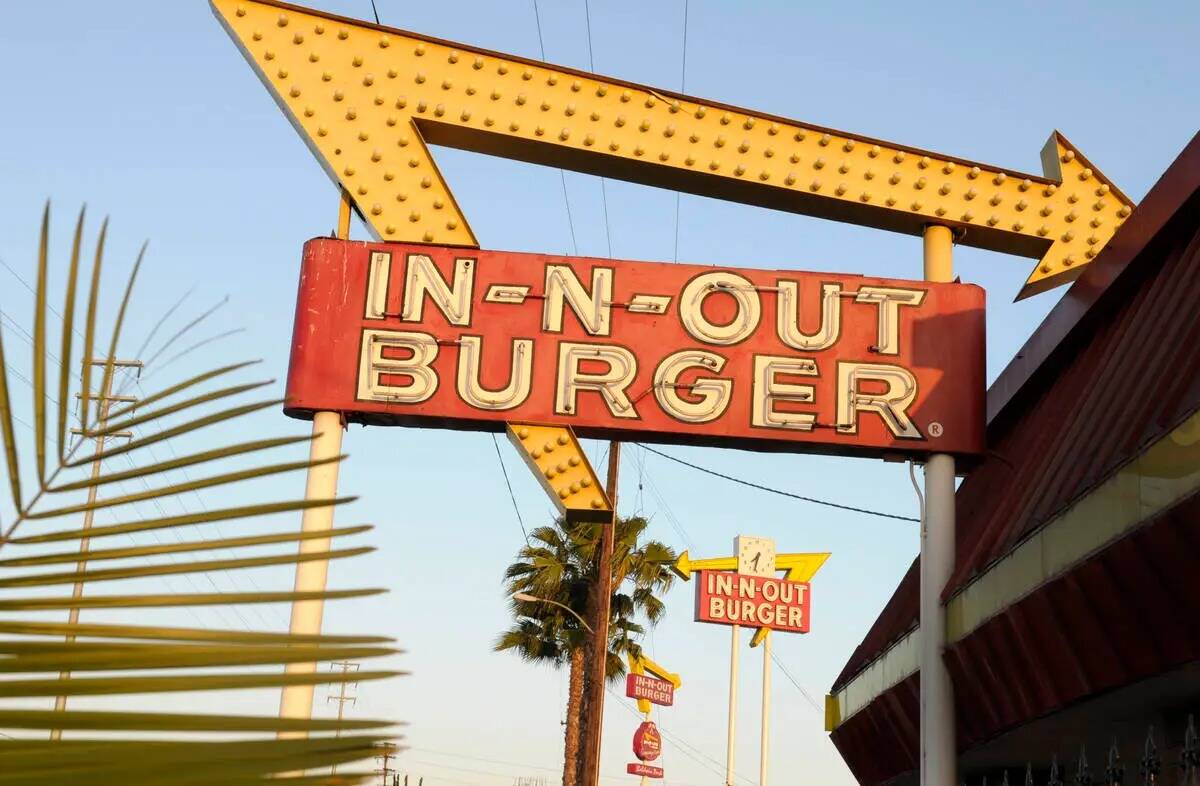 Los carteles de In-N-Out Burger llenan el horizonte el martes 8 de junio de 2010, en California ...
