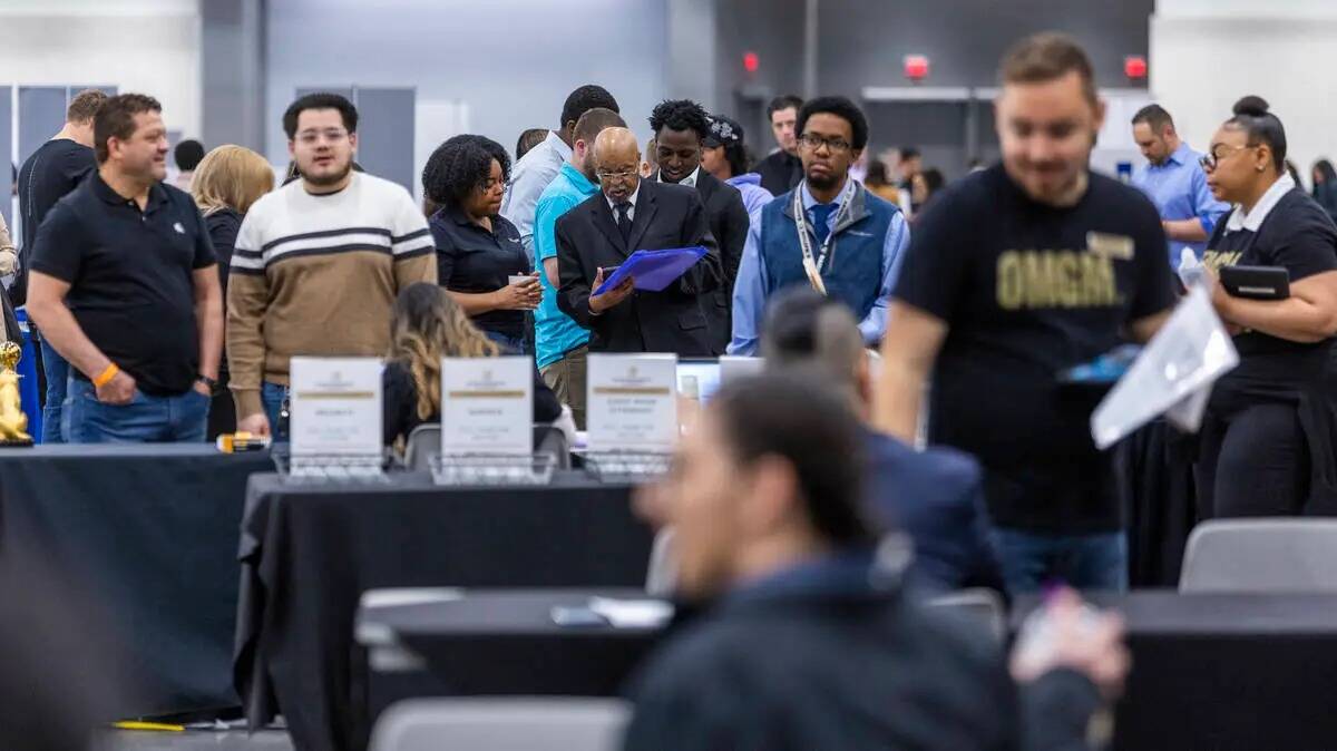 Buscadores de empleo se reúnen en la zona de MGM Resorts International durante la Feria anual ...