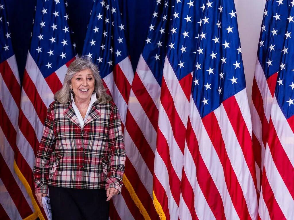 La congresista Dina Titus llega para pronunciar un discurso en el edificio de la Facultad de Ho ...