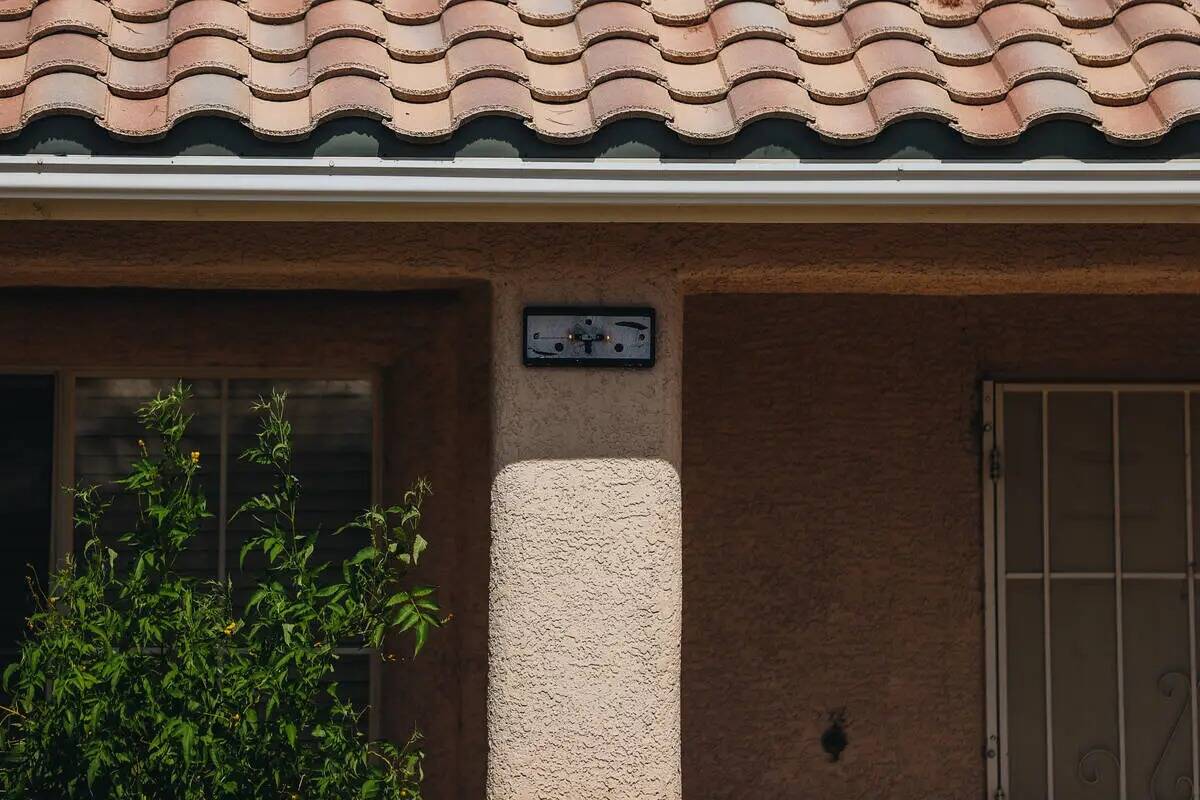 Falta la placa de una casa, que fue registrada por la policía en relación con la muerte de Tu ...