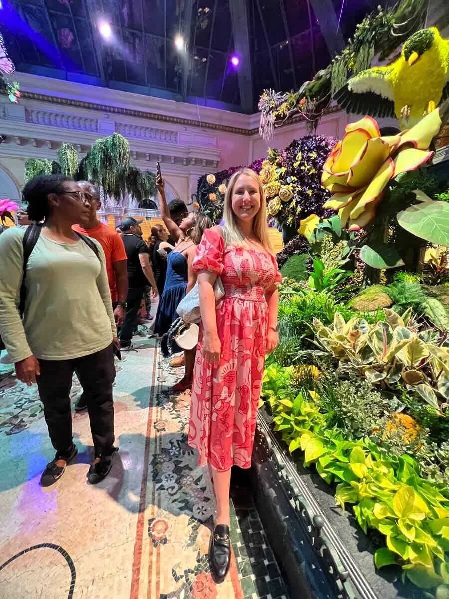 Katie Ives en The Bellagio Gardens durante su visita a Las Vegas el viernes 14 de julio de 2023 ...