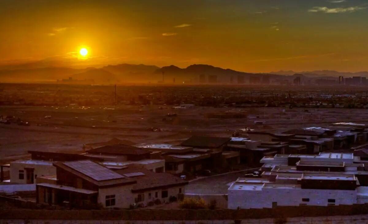 El sol se eleva sobre el valle y el Strip el jueves 20 de julio de 2023, en Las Vegas (L.E. Bas ...