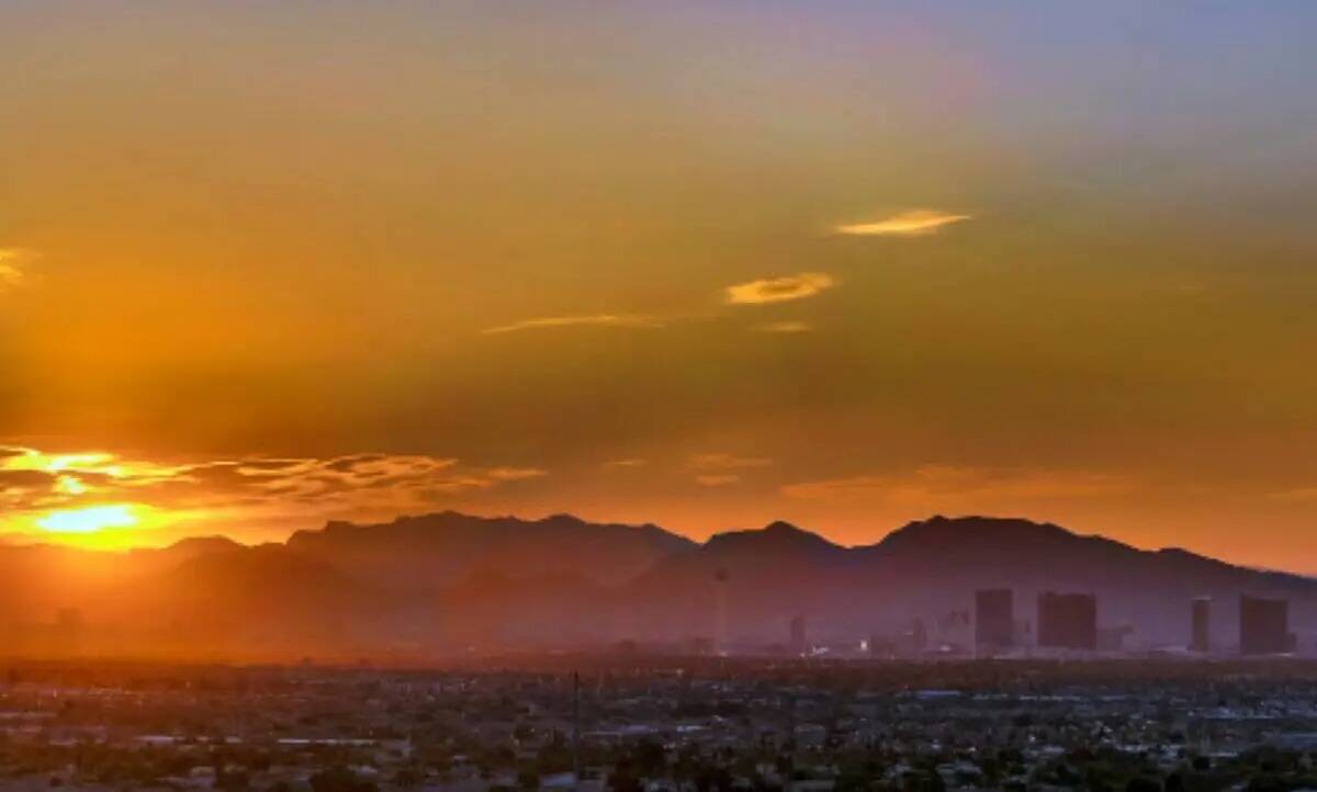 El sol se eleva sobre el valle y el Strip el jueves 20 de julio de 2023, en Las Vegas (L.E. Bas ...