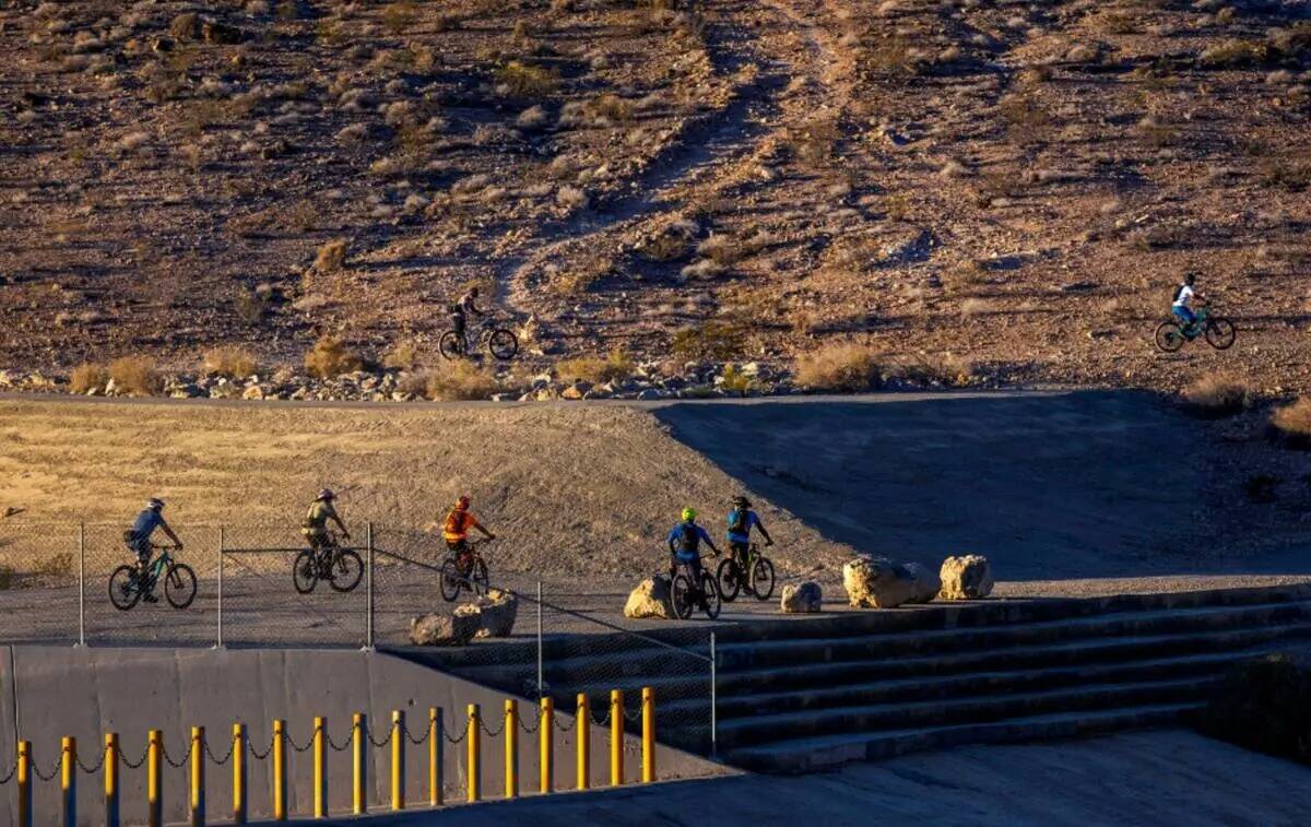 Ciclistas de montaña recorren senderos en las colinas del suroeste el jueves 20 de julio de 20 ...