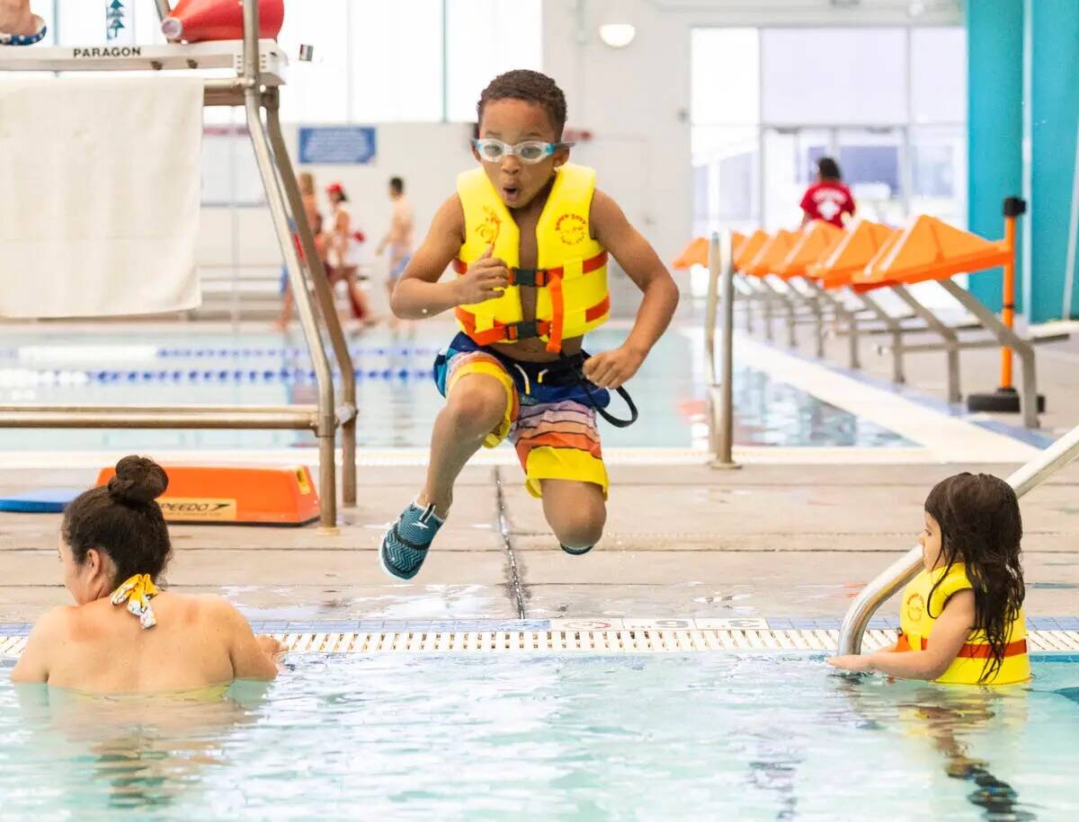 Ashton Taylor, de seis años, salta a una piscina en la Piscina Municipal de la Ciudad de Las V ...