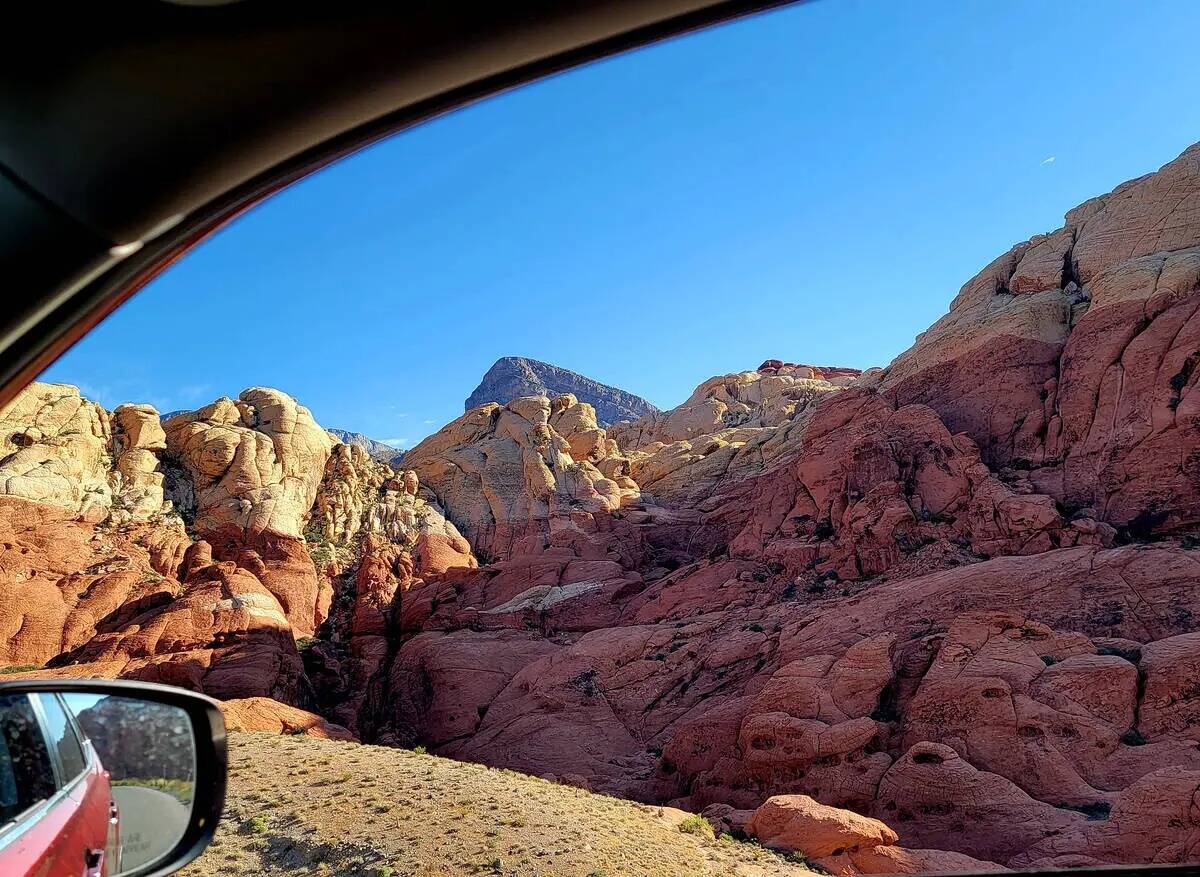 Una forma de disfrutar del Red Rock Canyon National Conservation Area en verano es conducir un ...