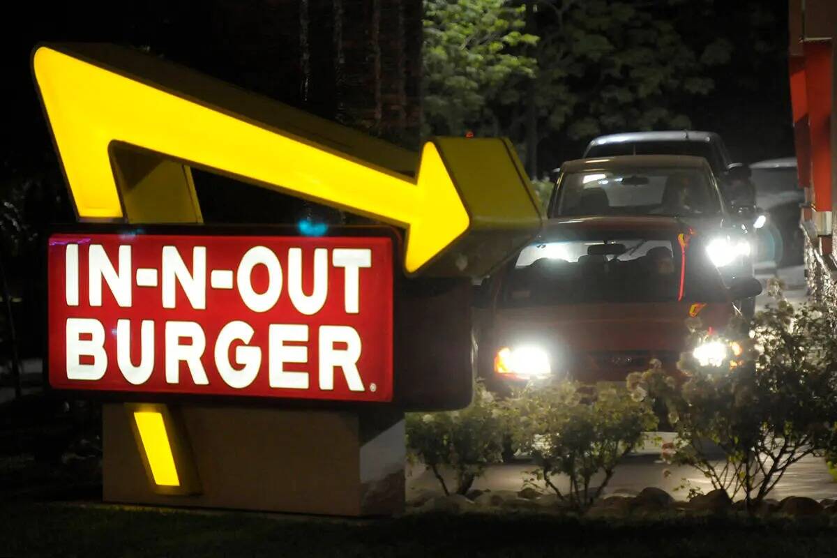 Se espera que In-N-Out Burger, ubicado frente al Allegiant Stadium, abra a tiempo para el inici ...