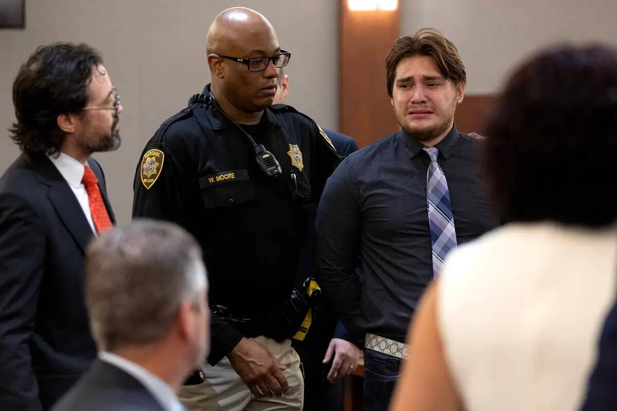 Angelo Loza, a la derecha, llora mientras es puesto bajo custodia tras ser condenado a entre do ...