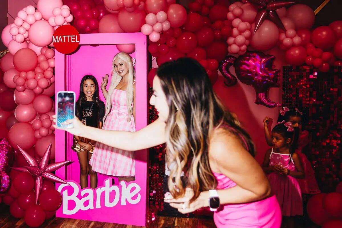 Scarlett Garcia, de nueve años, posa para una foto con Barbie dentro de una caja de muñecas a ...