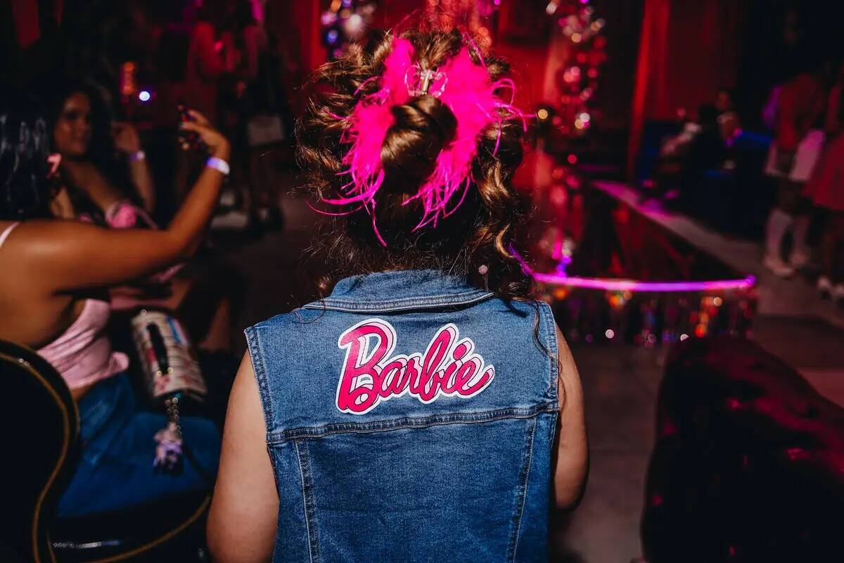 Brynli Monroe lleva un chaleco de Barbie en una fiesta de estreno de la nueva película de Barb ...