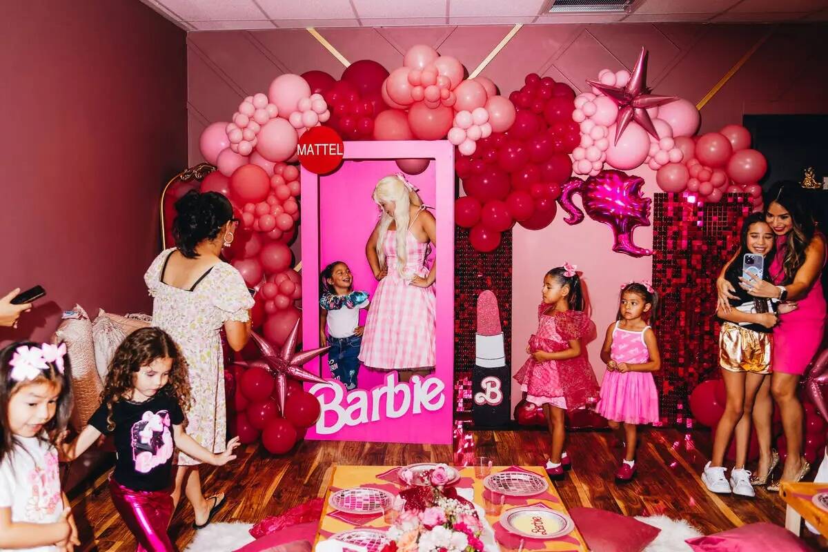 Una fiesta temática de Barbie para los niños y sus madres, que contó con una aparición de l ...