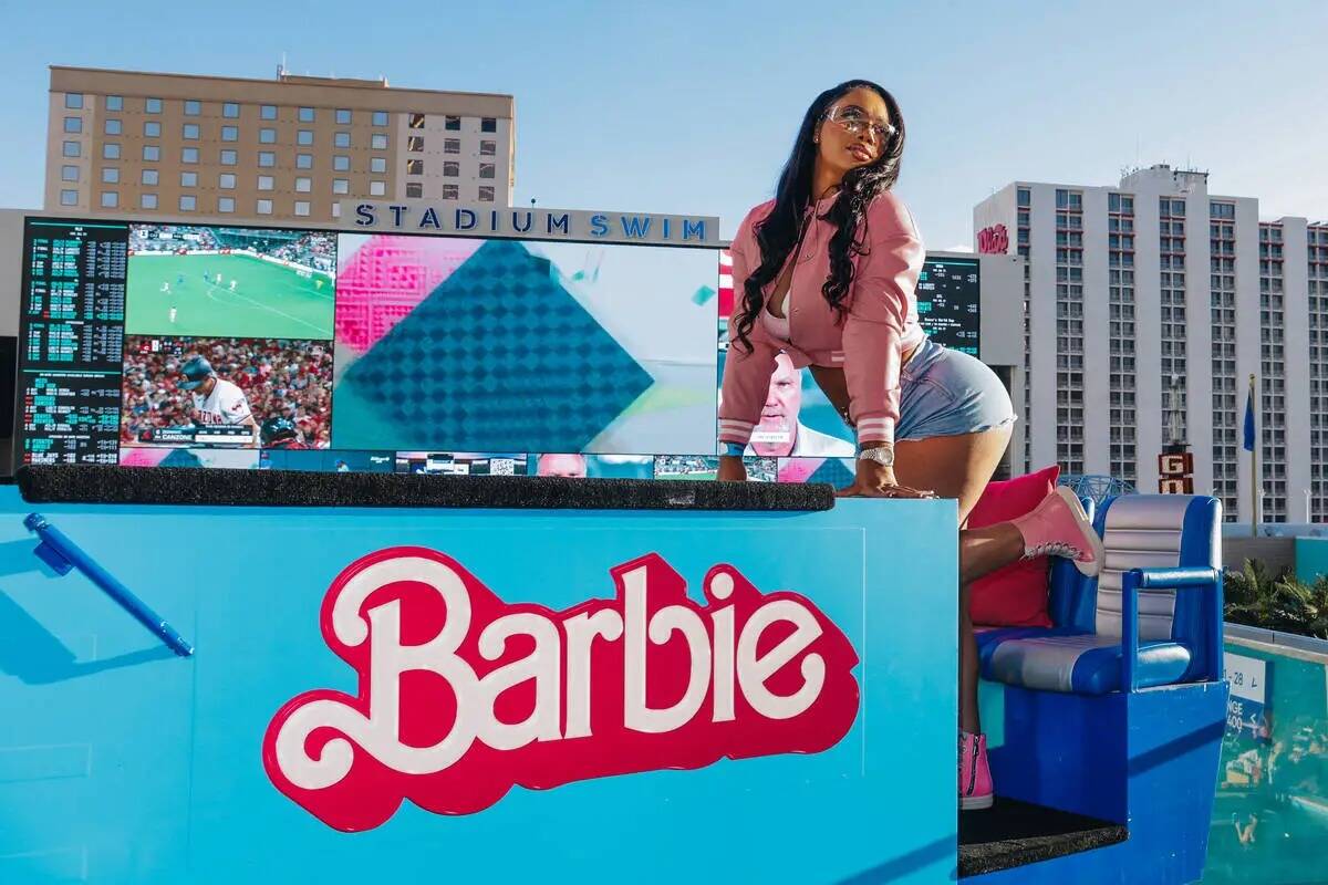 Shay Mareno posa en una de las sesiones fotográficas de Barbie que se organizaron en Stadium S ...