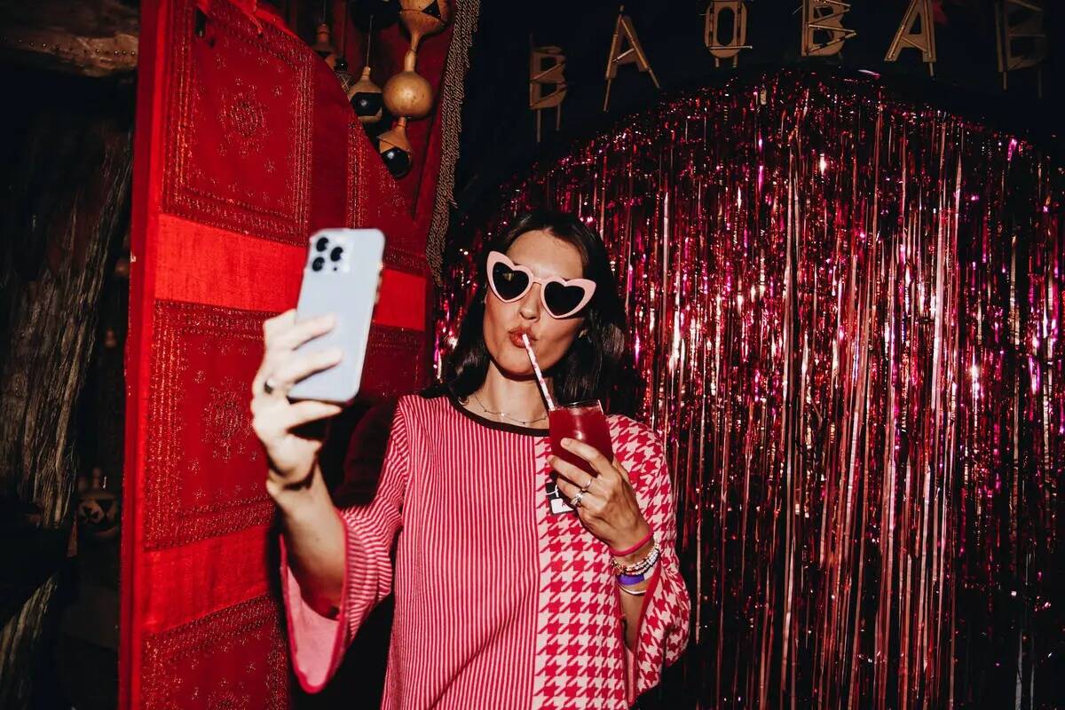 Ashley Crytzer se toma una selfie en una fiesta de estreno de la película Barbie el jueves 20 ...