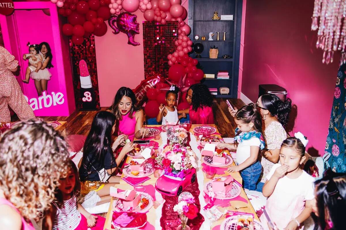 Una fiesta temática de Barbie para los niños y sus madres se ve el sábado, 22 de julio 2023, ...