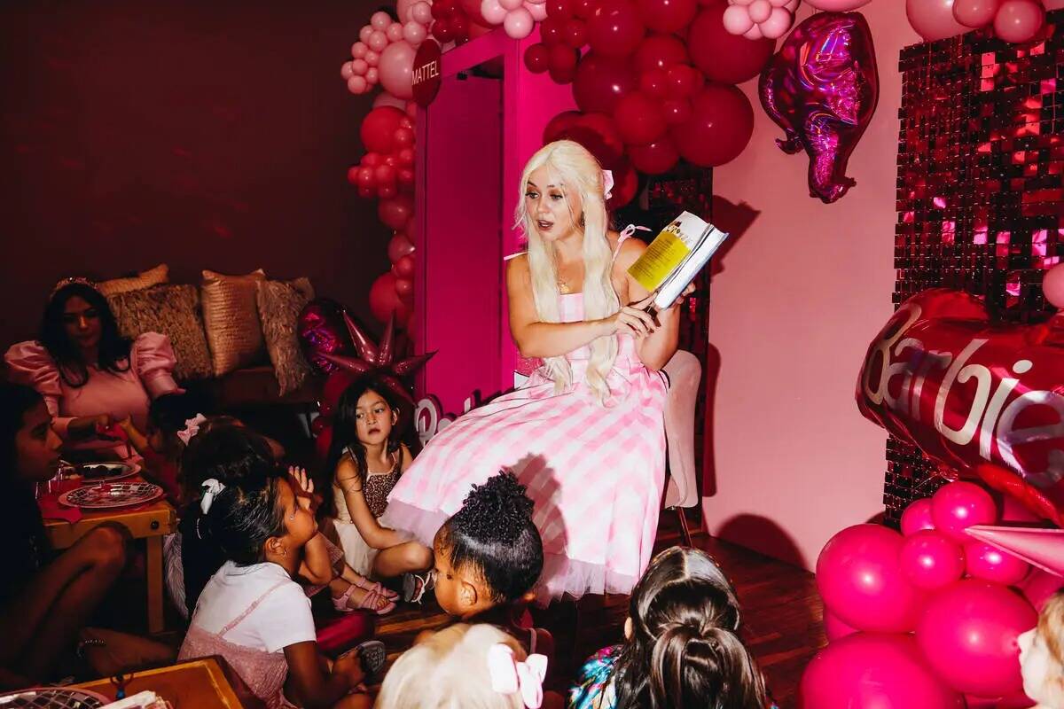 Barbie lee "Los tres cerditos" a un grupo de niñas en un evento temático de Barbie para madre ...