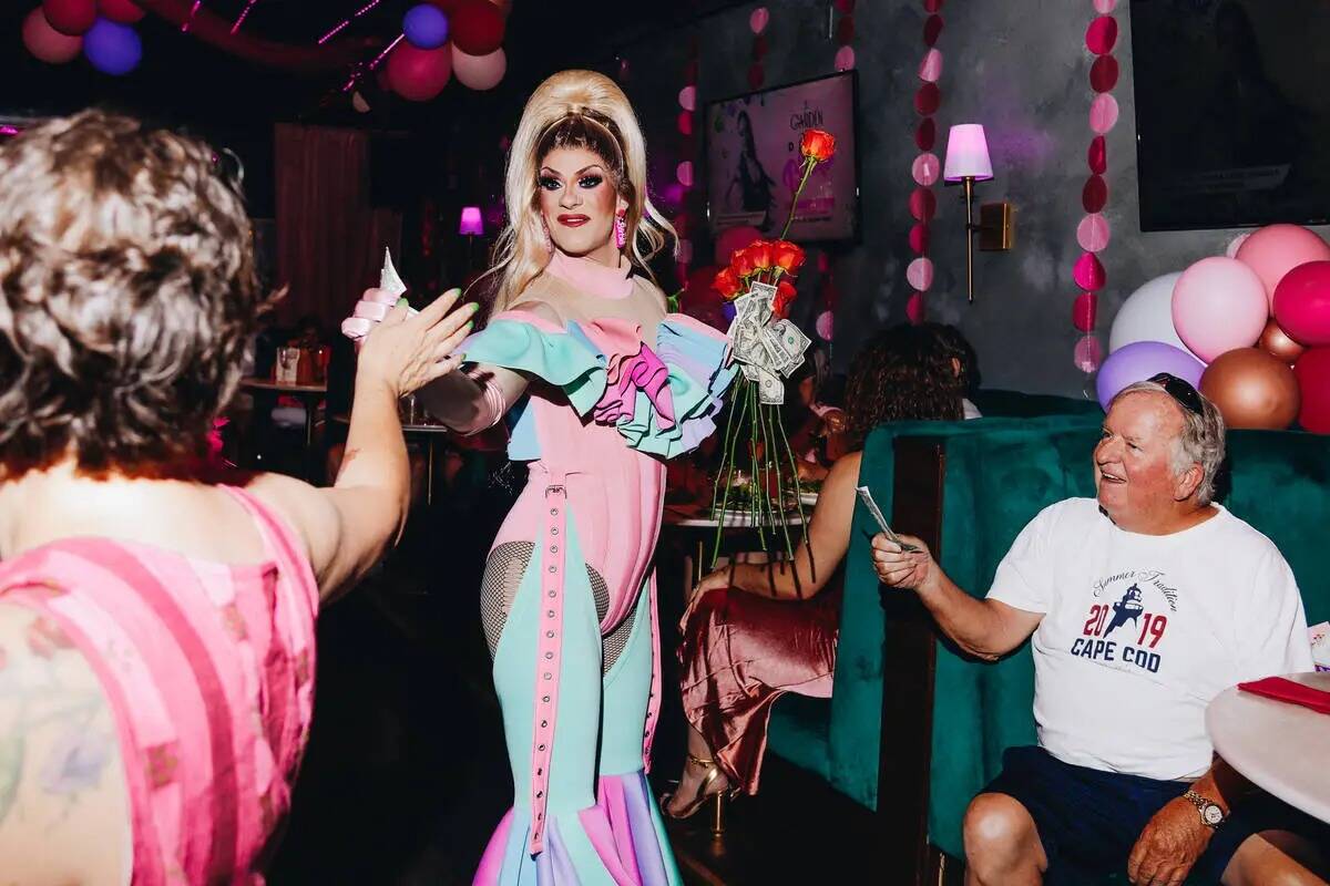 Elliott with 2 Ts, una drag queen que participó en la temporada 13 de RuPaul's Drag Race, reco ...