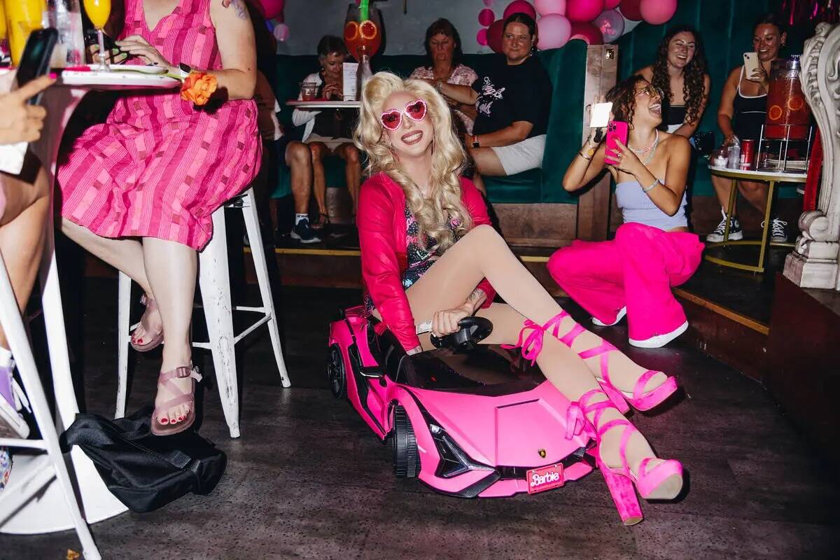 Jade Jolie, una drag queen que participó en la quinta temporada de RuPaul's Drag Race, se pase ...