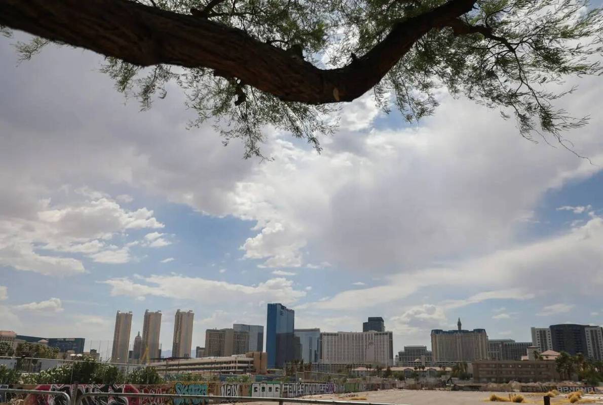 Posibles nubes de tormenta se ciernen sobre el Strip el domingo 23 de julio de 2023, en Las Veg ...