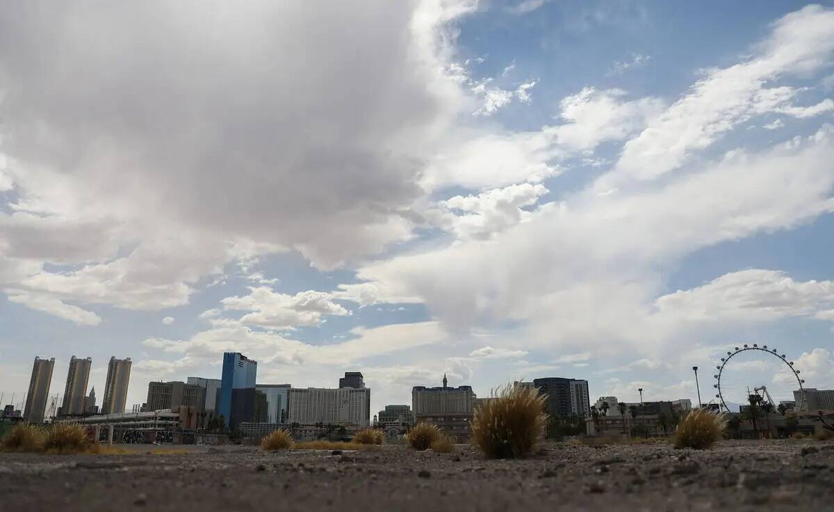 Posibles nubes de tormenta se ciernen sobre el Strip el domingo 23 de julio de 2023, en Las Veg ...