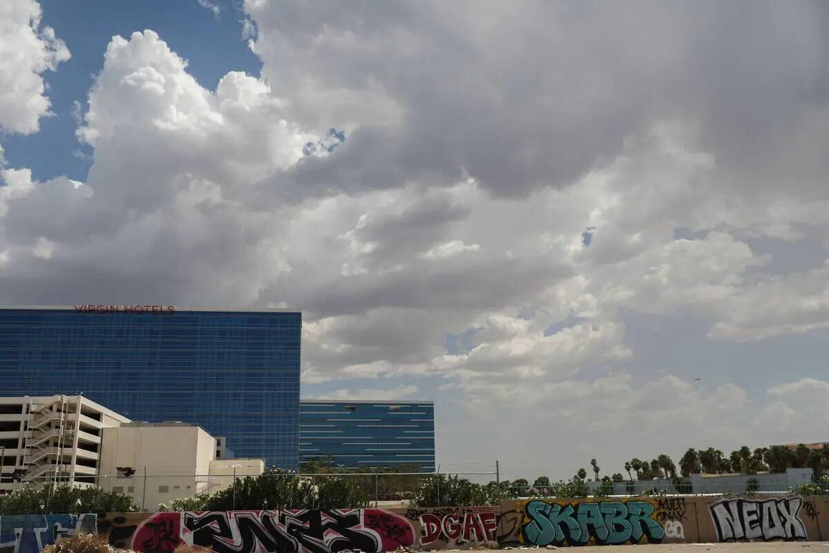 Posibles nubes de tormenta se ciernen sobre el Strip el domingo 23 de julio de 2023, en Las Veg ...