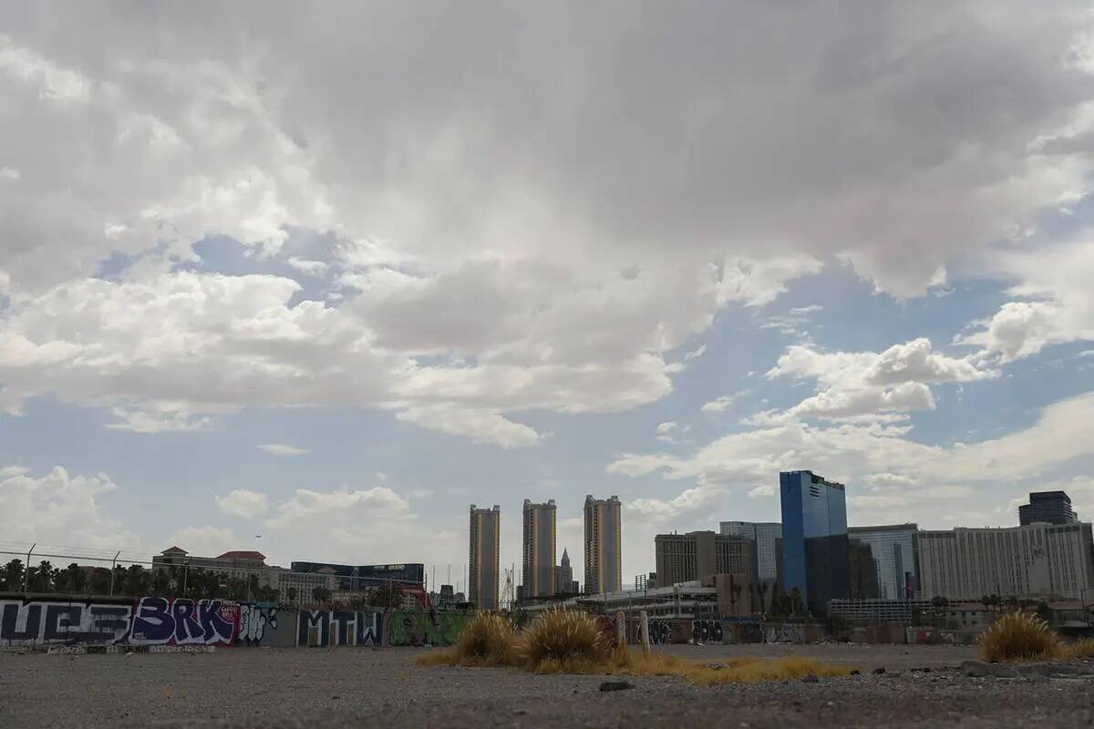 Posibles nubes de tormenta se ciernen sobre el Strip el domingo 23 de julio de 2023, en Las Veg ...