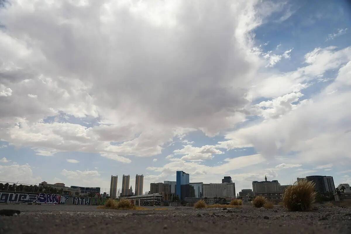 Posibles nubes de tormenta se ciernen sobre el Strip el domingo 23 de julio de 2023, en Las Veg ...