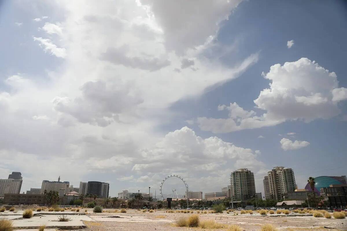 Posibles nubes de tormenta se ciernen sobre el Strip el domingo 23 de julio de 2023, en Las Veg ...