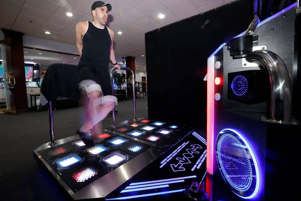 Justin Kuret, de Las Vegas, muestra su juego de pies mientras juega a StepManiaX, un juego de r ...