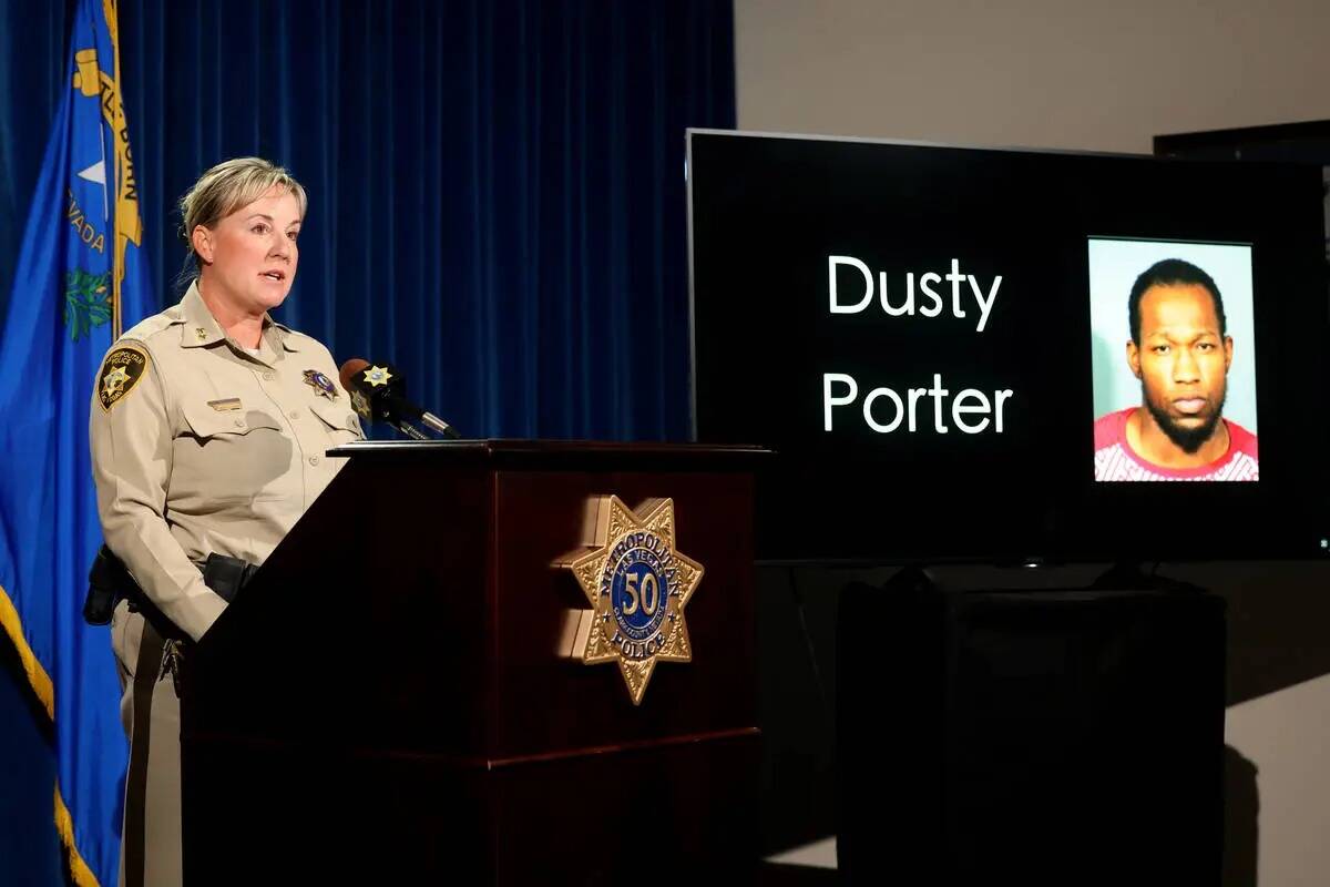 La alguacil adjunta Jamie Prosser muestra una foto del sospechoso Dusty Porter durante una conf ...