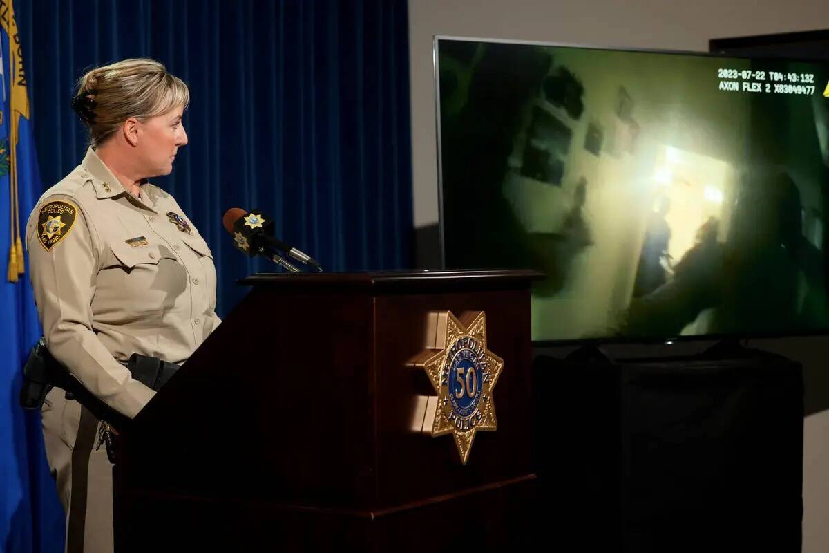 La alguacil adjunta Jamie Prosser muestra las imágenes de la cámara corporal del sospechoso D ...