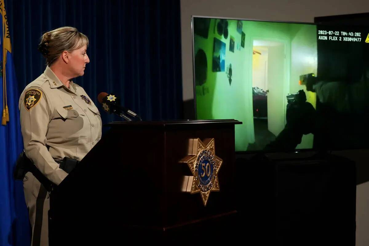 La alguacil adjunta Jamie Prosser muestra las imágenes de la detención del sospechoso Dusty P ...