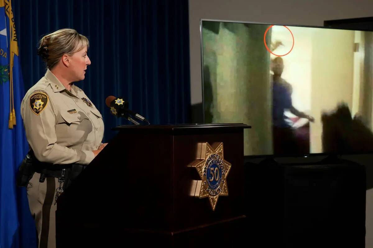 La alguacil adjunta Jamie Prosser muestra las imágenes de la cámara corporal del sospechoso D ...