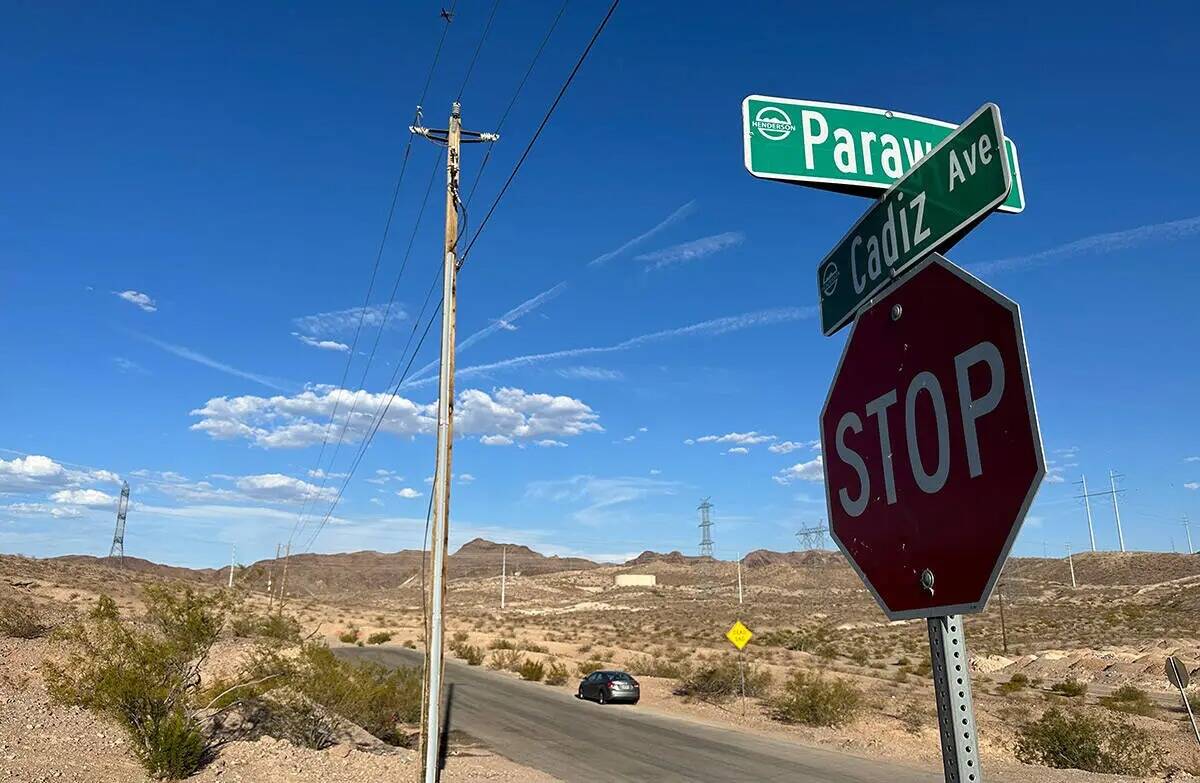 La zona desértica cerca de Cadiz Avenue y Parawan Street en Henderson, donde un adulto y dos n ...