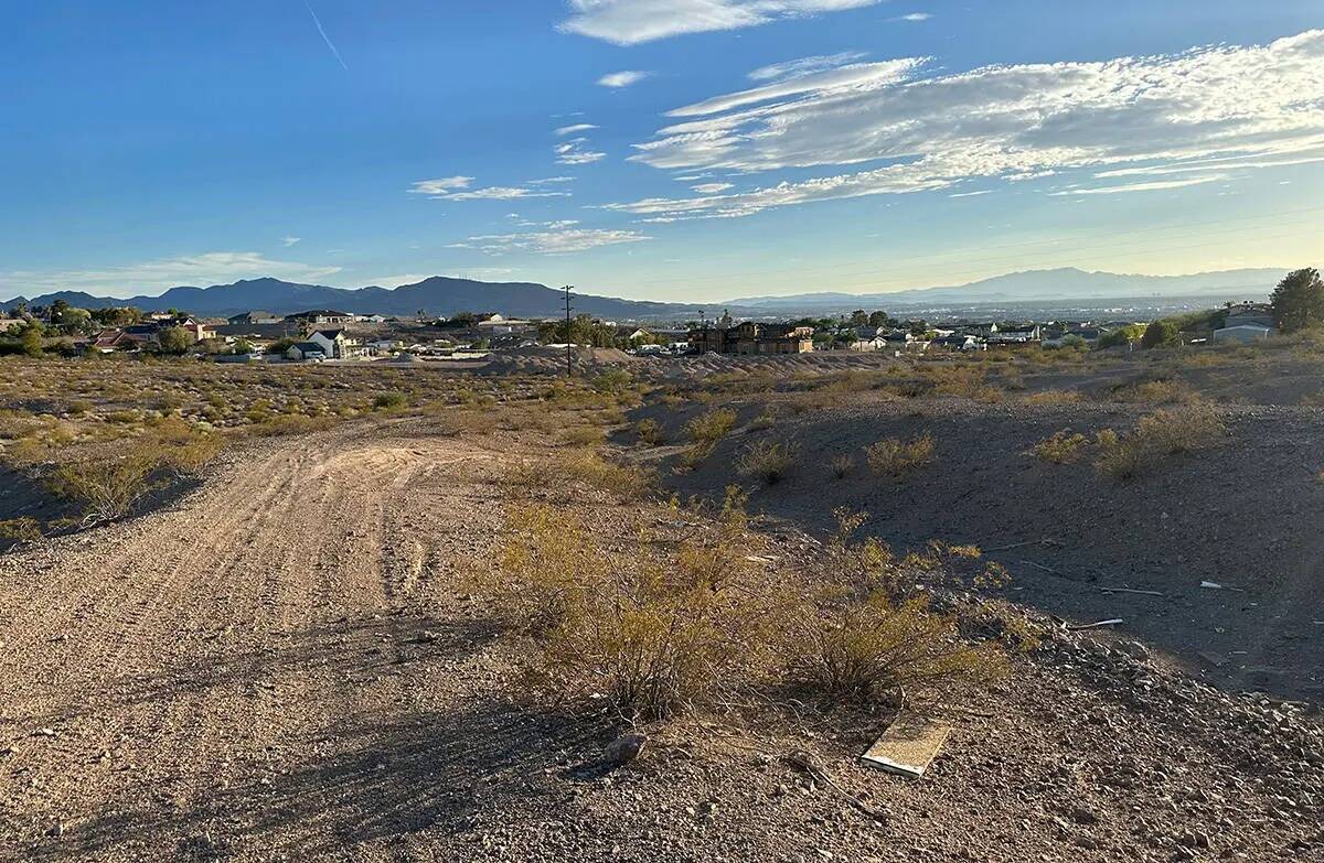 La zona desértica cerca de Cadiz Avenue y Parawan Street en Henderson, donde un adulto y dos n ...