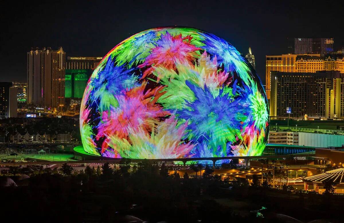 Sphere ilumina el horizonte de Las Vegas para celebrar el Día de la Independencia mientras la ...