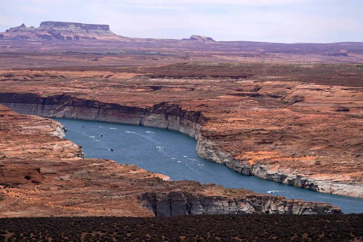 Barcos se mueven a lo largo del Lago Powell en la cuenca alta del río Colorado, 9 de junio de ...