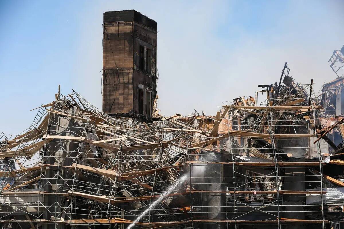 Los bomberos trabajan en un incendio en un complejo de apartamentos en construcción en 8030 W. ...