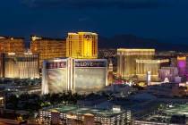 El Strip se ilumina visto desde el VooDoo Lounge en lo alto del Rio en Las Vegas en octubre de ...