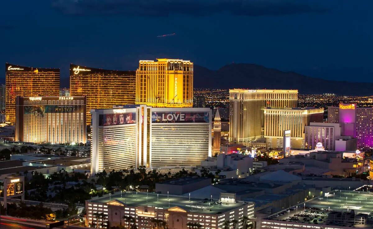 El Strip se ilumina visto desde el VooDoo Lounge en lo alto del Rio en Las Vegas en octubre de ...