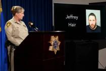 La alguacil adjunta de la policía de Las Vegas, Jamie Prosser, muestra una foto del presunto s ...