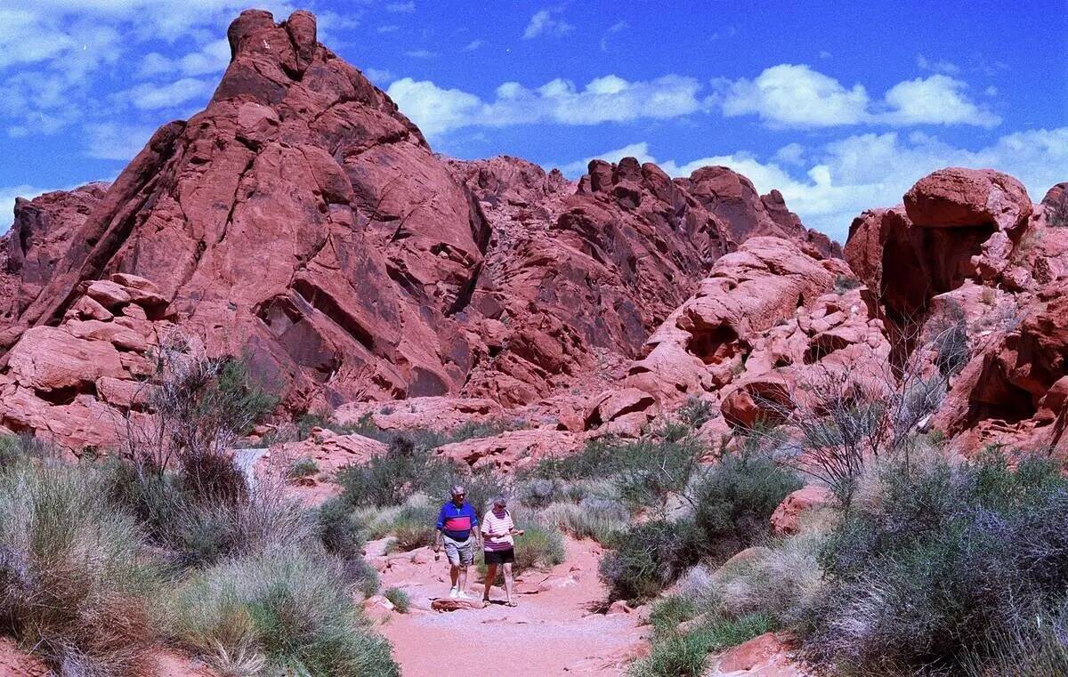 Una pareja camina hacia la cisterna del ratón en el Valley of Fire State Park en 2000. (Las Ve ...