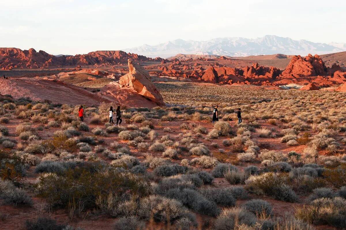 La gente se camina en la vista en el Valley of Fire State Park el domingo en Overton en febrero ...