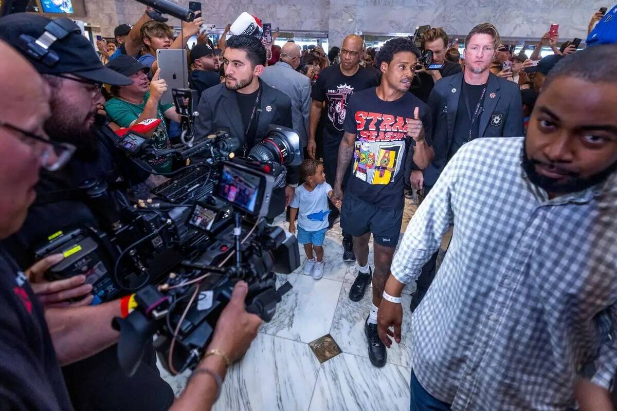 El boxeador de peso wélter Errol Spence Jr, entra con su hijo Dallas durante la gran llegada a ...