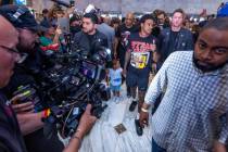 El boxeador de peso wélter Errol Spence Jr, entra con su hijo Dallas durante la gran llegada a ...