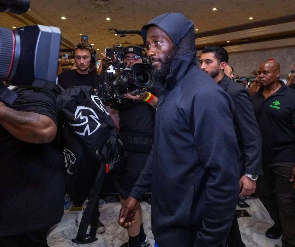 El boxeador de peso wélter Terence Crawford observa a los fans durante la gran llegada al MGM ...