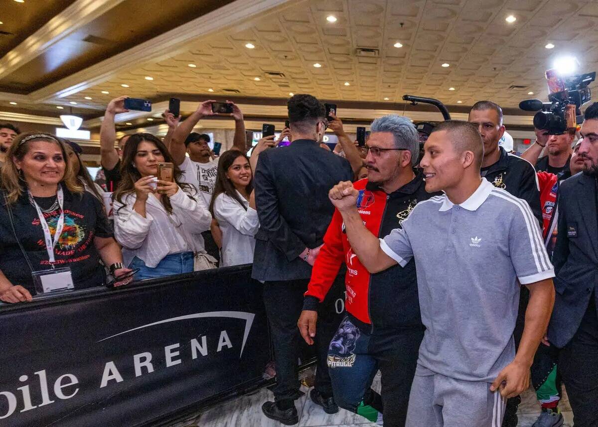 El boxeador de peso ligero de la WBA Isaac Cruz saluda a los fans durante la gran llegada al MG ...