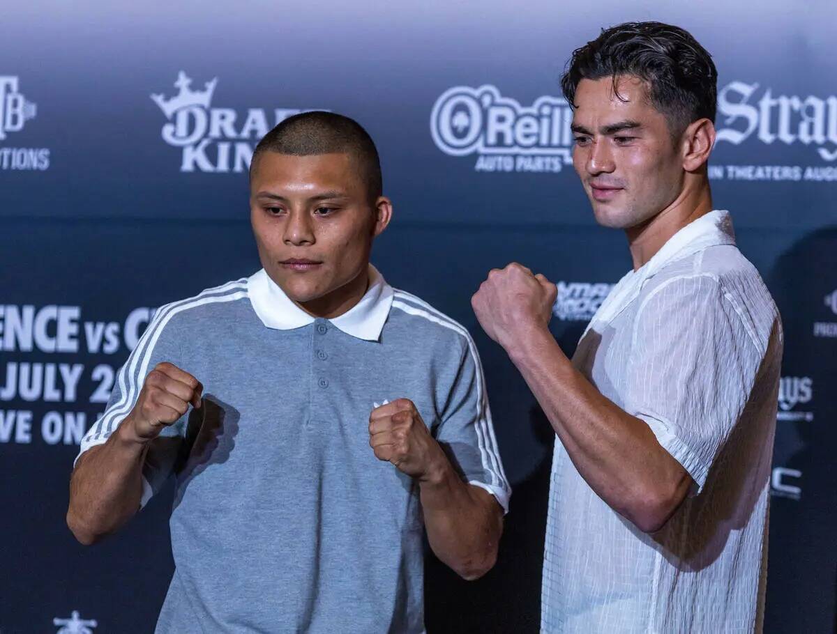 Isaac Cruz y Giovanni Cabrera, boxeadores del peso ligero de la WBA, posan durante su llegada a ...