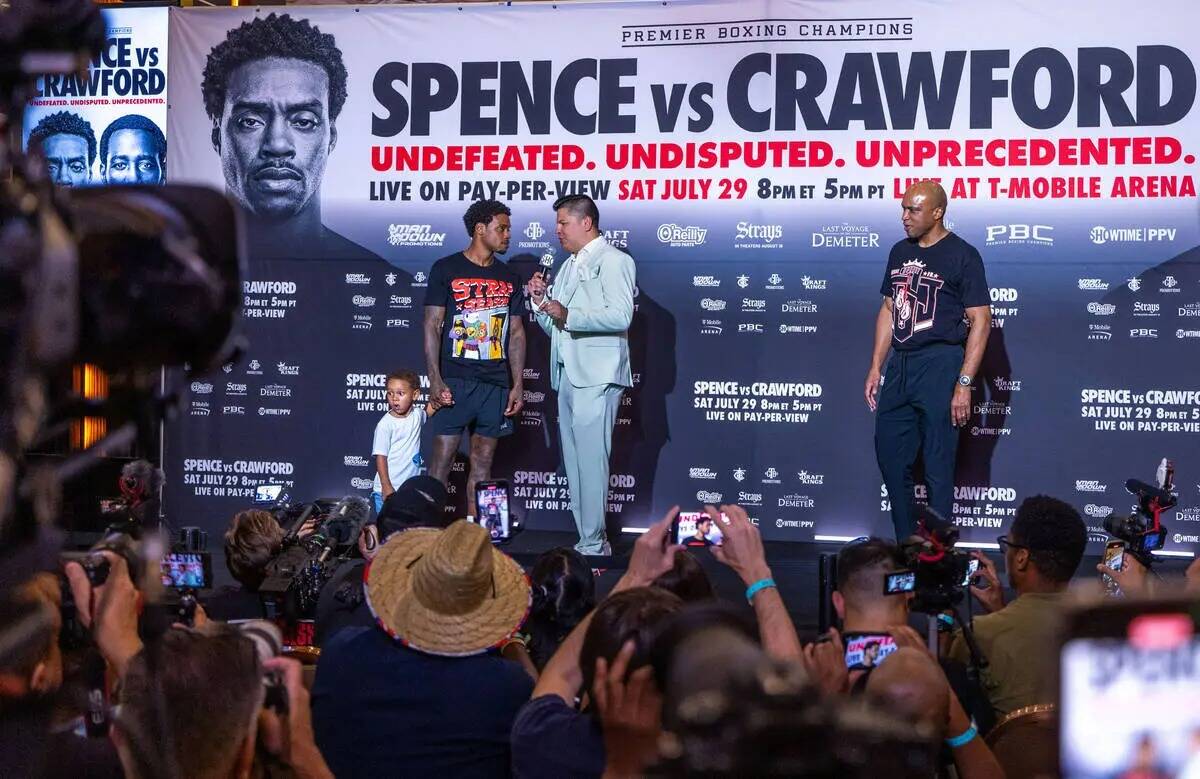 El boxeador de peso wélter Errol Spence Jr, con su hijo Dallas habla con el comentarista de pe ...