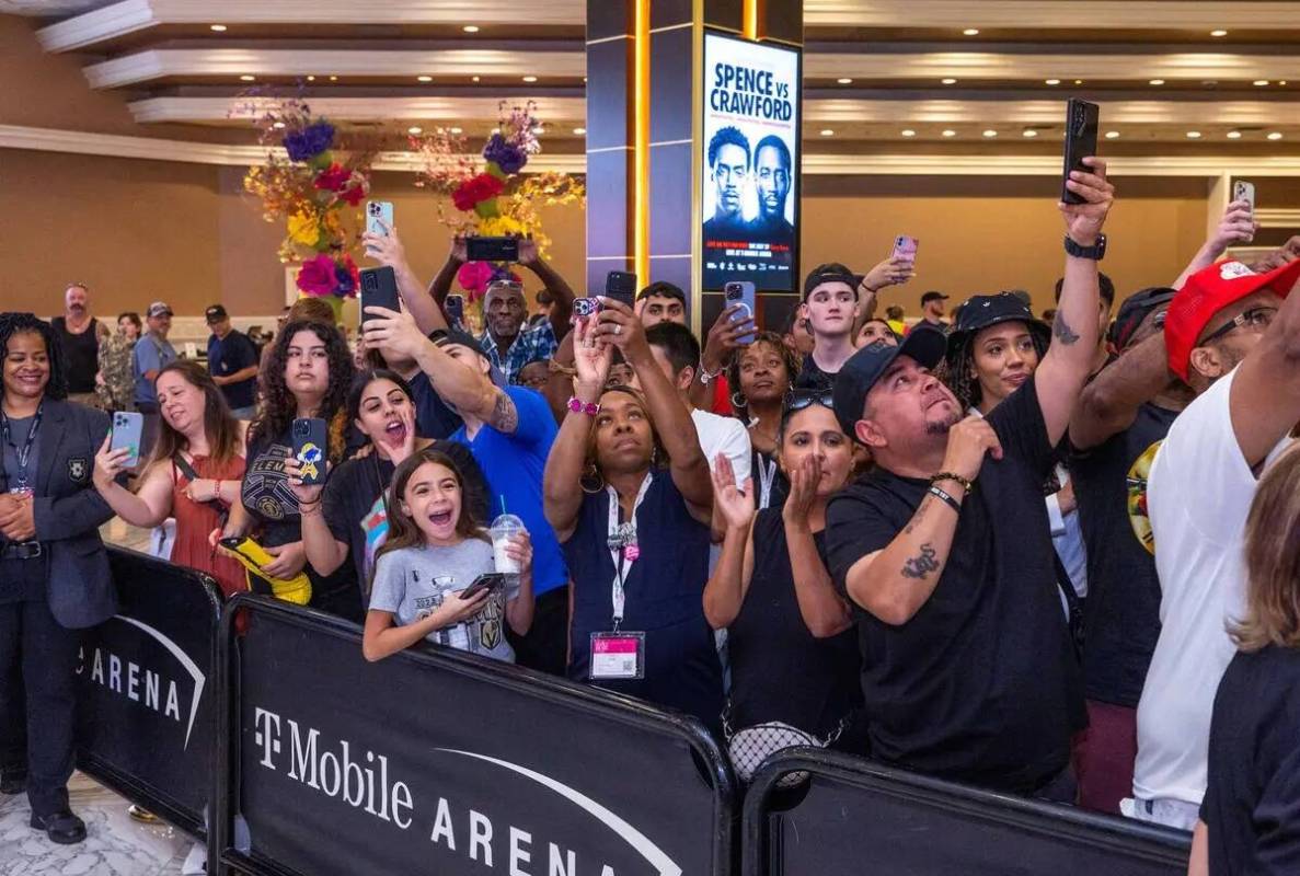 Los fans animan al boxeador Terence Crawford durante su llegada al MGM Grand el martes 25 de ju ...